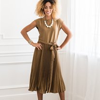 Load image into Gallery viewer, Pearly Prosperity - Paparazzi Gold Necklace - BlingbyAshleyNicole